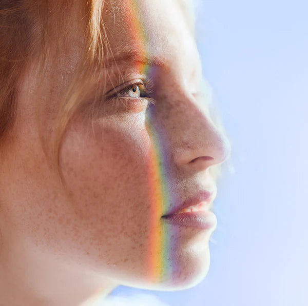 <p style="text-align: left;">
<span style="font-family: 'Times New Roman', sans-serif; font-size: 40px; color: #000000; font-weight: bold;">EIN HAUTSCHUTZSCHILD,
<br>ENTWICKELT FÜR
<br>DIE NEUE WELT</br></span> 